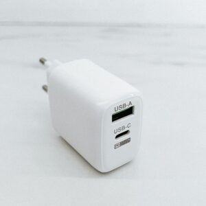 GaN 65W toiteadapter USB-C ja USB-A valge